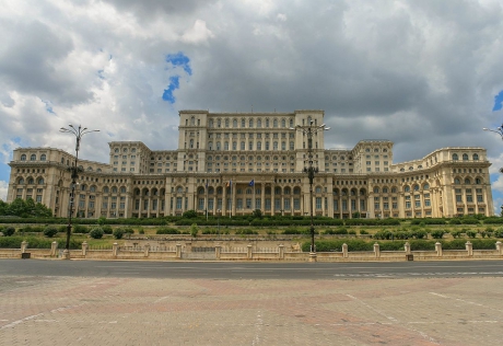 Un irlandez în stare de ebrietate a spart un geam şi a pătruns în clădirea Parlamentului din București