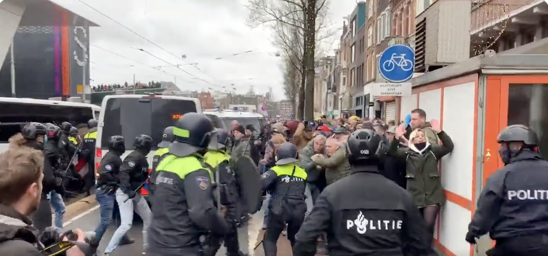 Protest la Amsterdam împotriva restricțiilor anti-Covid