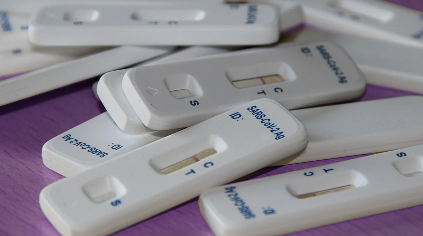 Anglia suspendă obligativitatea confirmării prin test PCR a rezultatului pozitiv furnizat de un test rapid