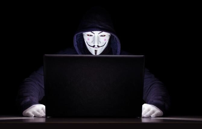Hackerii Anonymous au declarat ”război cibernetic” Rusiei