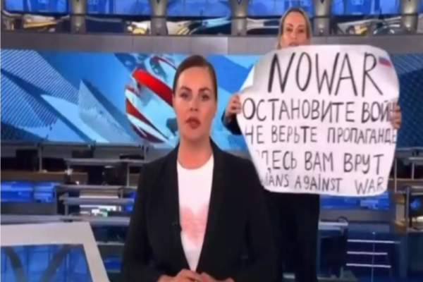Protest anti-război în platoul uneia din cele mai importante televiziuni ruse