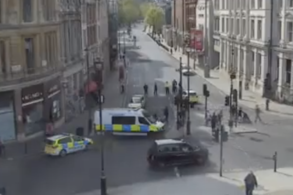 Poliţia a închis bulevardul Whitehall din apropiere de Downing Street şi a arestat un bărbat 