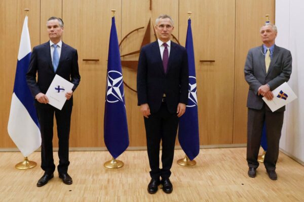 Finlanda şi Suedia şi-au depus cererile de aderare la NATO