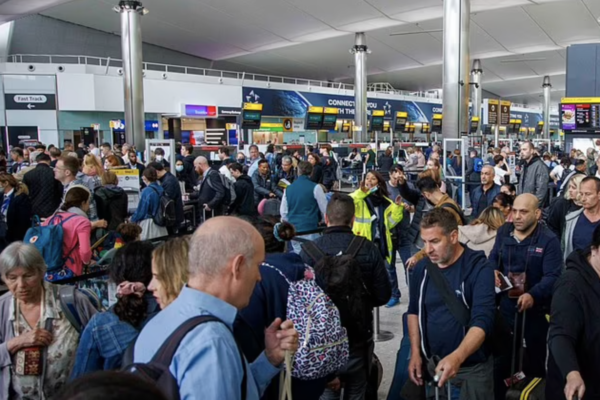 Haos pe aeroporturile din Marea Britanie din cauza zoburilor anulate