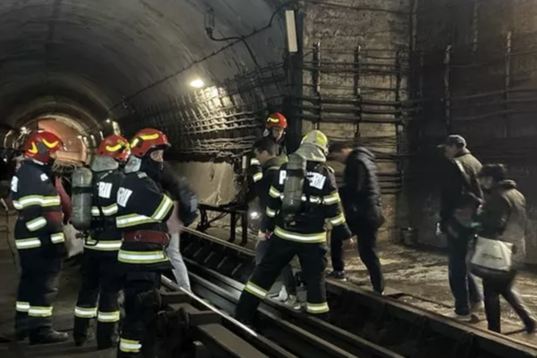 Alertă de incendiu la metroul din București. Călătorii, evacuați prin tunel