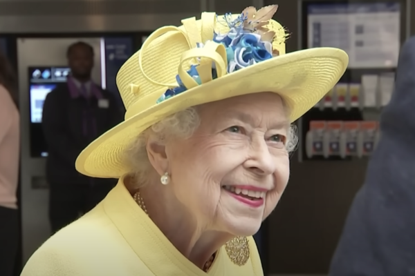 Regina Elisabeta a II-a a inaugurat linia de metrou ce-i poartă numele