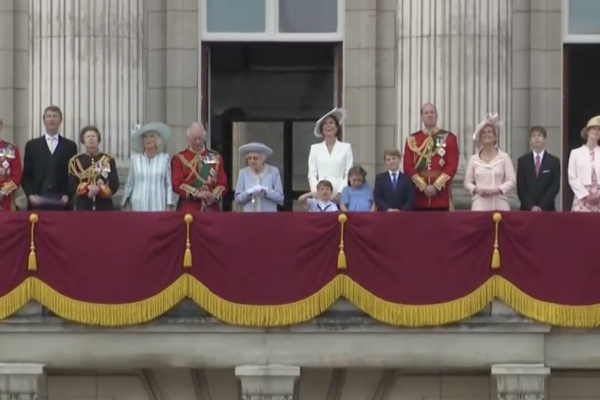 Regina Elisabeta a II-a, aclamată de zeci de mii de persoane la apariţia în balconul Palatului Buckingham