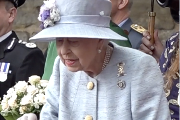 Regina Elisabeta a II-a se află în Scoţia, prima sa apariţie publică de la Jubileul de Platină