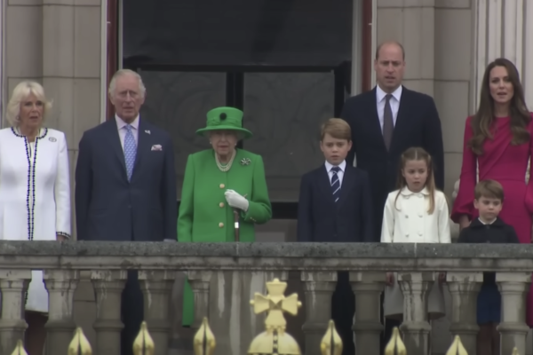 Regina Elisabeta a II-a, apariție surpriză la balconul Palatului Buckingham, la finalul festivităților Jubileului de Platină