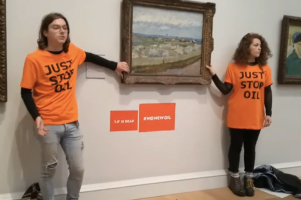 Doi activişti de mediu s-au lipit cu o substanţă adezivă de rama unui tablou