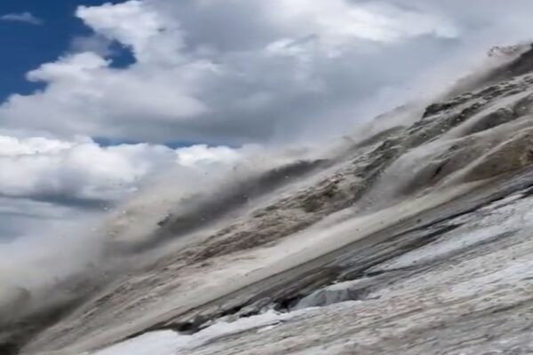 O parte din ghețarul Marmolada s-a prăbușit. Șase oameni au murit și 16 sunt dați dispăruți