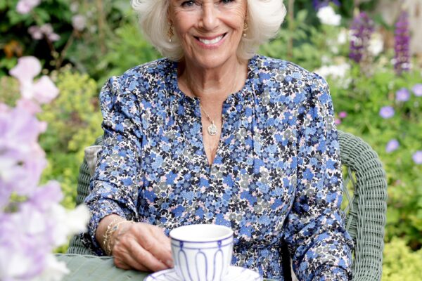 O fotografie oficială cu ducesa de Cornwall, Camilla, dată publicităţii pentru a marca împlinirea vârstei de 75 de ani