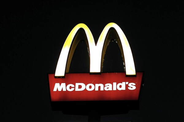 McDonald’s a majorat preţul cheeseburgerilor în Marea Britanie pentru prima dată în 14 ani