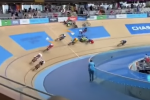 Accident neobișnuit: Un ciclist a ”zburat” în tribună la Jocurile Commonwealth