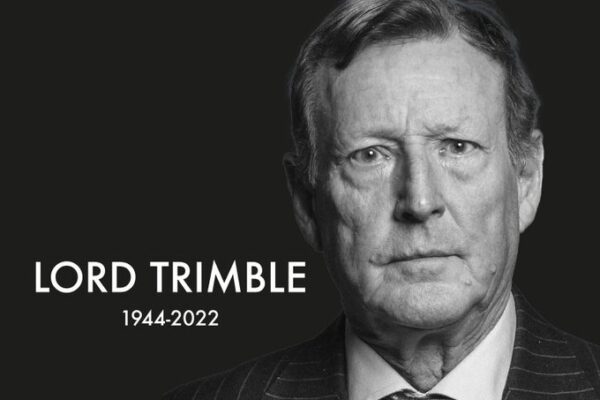 Irlanda de Nord şi-a luat la revedere de la fostul premier David Trimble, laureat al premiului Nobel