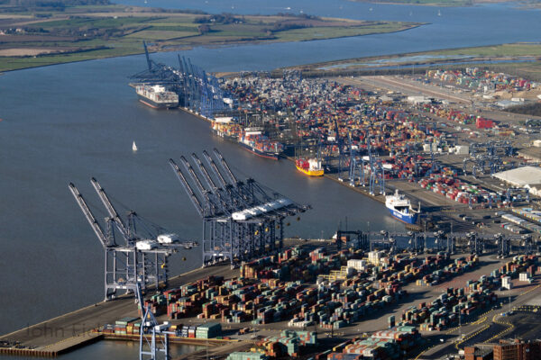 Muncitorii cel mai mare port de containere din Marea Britanie intră în grevă