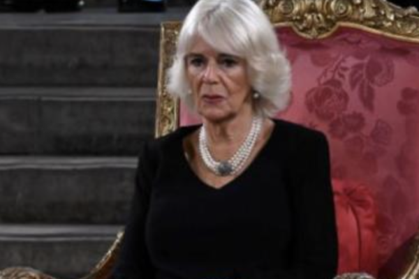 Camilla îi aduce un omagiu fostei regine Elisabeta a II-a