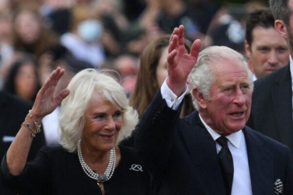 Regele Charles al III-lea şi Camilla, regina consoartă, vizitează marţi Irlanda de Nord