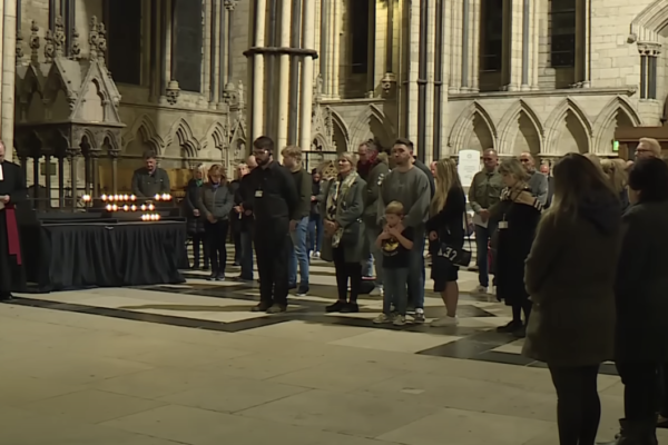 Regatul Unit a păstrat duminică seara un minut de reculegere în memoria reginei Elisabeta a II-a