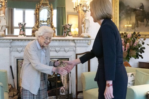 Liz Truss, numită oficial prim-ministru britanic de regina Elisabeta a II-a