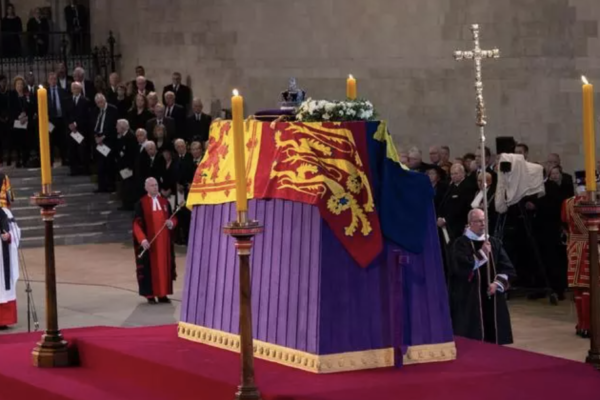 Sicriul Reginei Elisabeta a II-a a ajuns la Westminster Hall