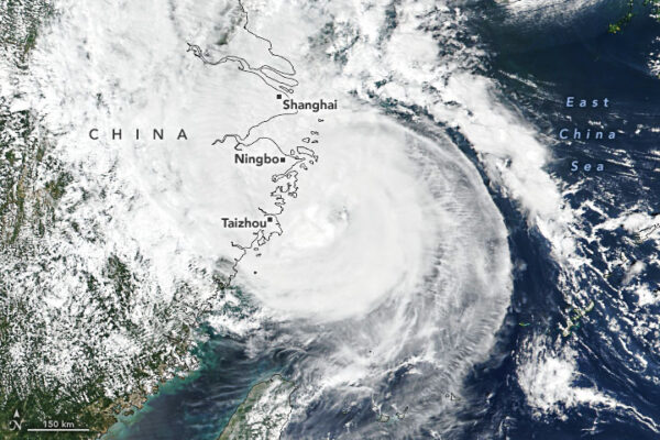 Taifunul Muifa a lovit China. Peste un milion de persoane, evacuate. Shanghai şi alte oraşe au anulat activităţile din aeroporturi, gări şi porturi