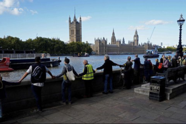 Susţinătorii lui Julian Assange au format un lanţ uman în faţa parlamentului britanic. Aceştia cer să nu fie extrădat în SUA