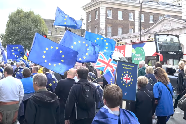 Mii de manifestanţi au cerut la Londra reintegrarea Marii Britanii în UE