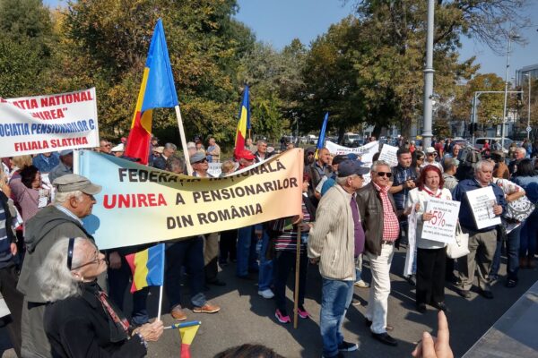 Pensionarii din România ies în stradă – proteste la Guvern şi la sediile prefecturilor din ţară
