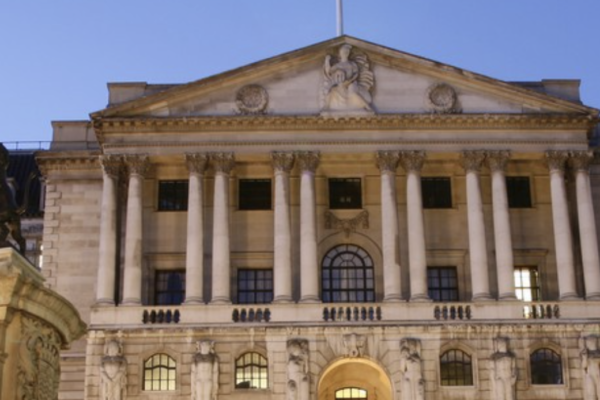 Banca Angliei majorează dobânda şi avertizează că Marea Britanie se va confrunta cu cea mai îndelungată recesiune