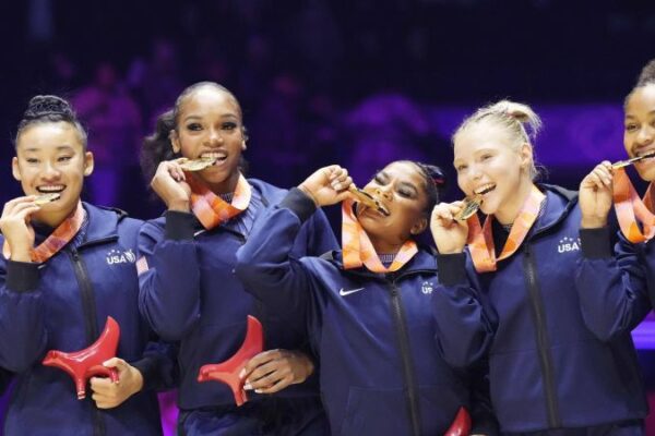 Echipa feminină de gimnastică a SUA, medaliată cu aur la Mondialele de la Liverpool