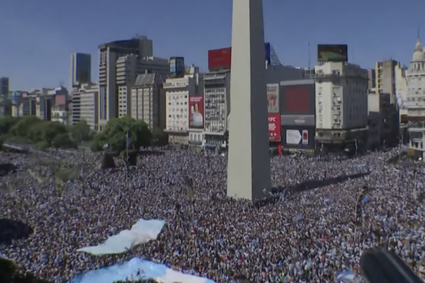 Sute de mii de argentinieni au sărbătorit pe străzile din Buenos Aires titlul mondial la fotbal!