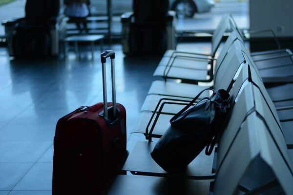 Restricții ridicate pe mai multe aeroporturi din lume. Nu se mai scot din bagaj sticlele mai mari de 100 ml și dispozitivele electronice