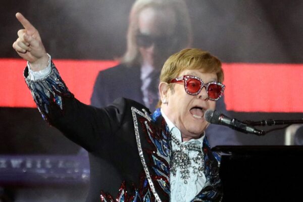 Elton John, confirmat oficial la Festivalul Glastonbury