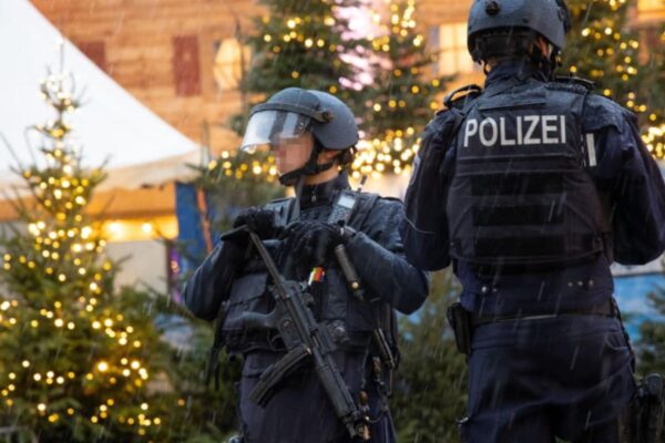 Poliția din vestul Germaniei a evacuat luni seară toate piețele de Crăciun din Düsseldorf