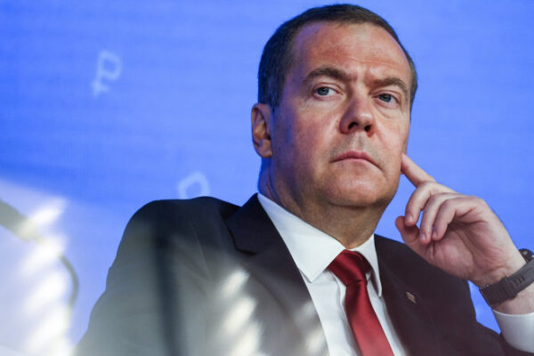 Medvedev cere Marii Britanii să cedeze Insulele Falkland către Argentina