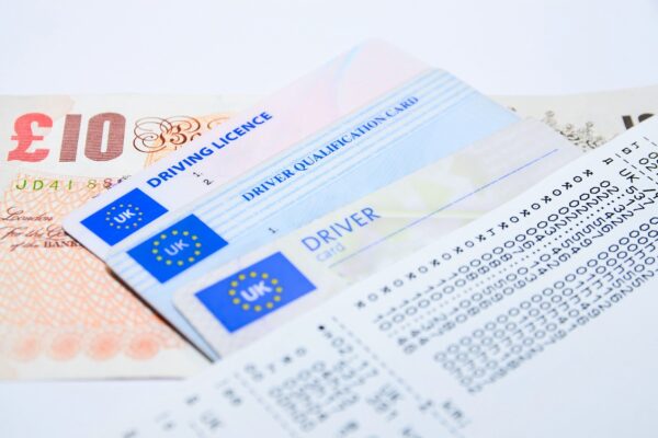Românii care dețin un permis de conducere provizoriu obținut în Marea Britanie nu au dreptul de a circula în România