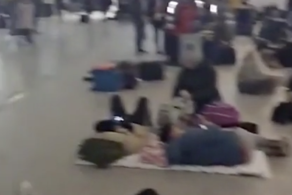 Sute de români și-au petrecut noaptea în aeroporturile din Londra, dormind pe scaune sau pe jos