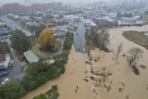 Trei persoane au murit după inundaţiile produse în Auckland. Concertul care urma să fie susţinut de Elton John, anulat