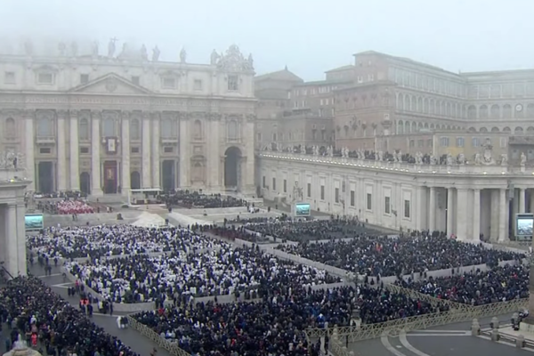 Funeraliile fostului Papă Benedict al XVI-lea au început la Vatican. Slujba, oficiată de Papa Francisc