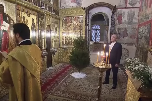 Vladimir Putin a participat singur la slujba de Crăciun la Kremlin 