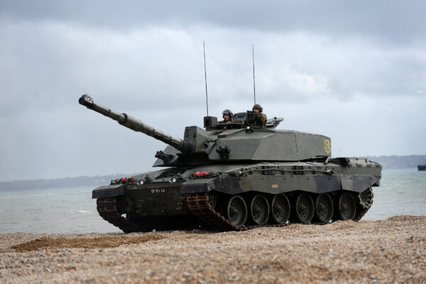 Ucraina primeşte primele tancuri şi alte vehicule blindate britanice