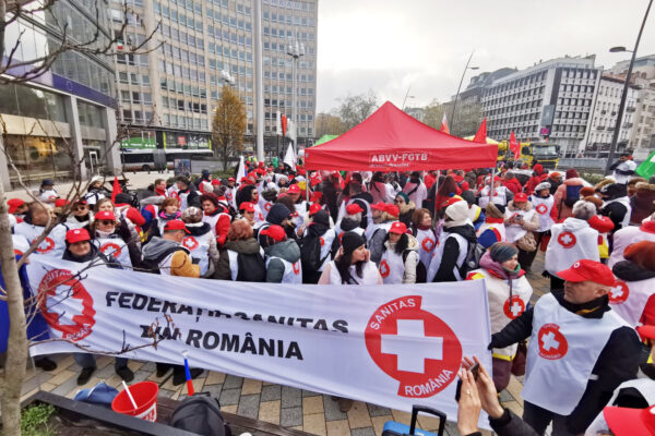 Medicii și angajații din sănătate protestează în fața guvernului de la București