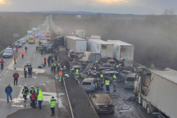 Accident uriaş pe o autostradă din Ungaria, din cauza unei furtuni de praf. 42 de vehicule implicate
