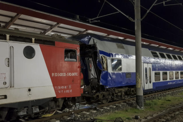 O locomotivă a lovit un tren cu călători, în Gara Galați. Conductorul trenului, a murit
