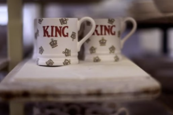Fabricanţii britanici de ceramică produc la capacitate maximă căni şi farfurii dedicate noului rege