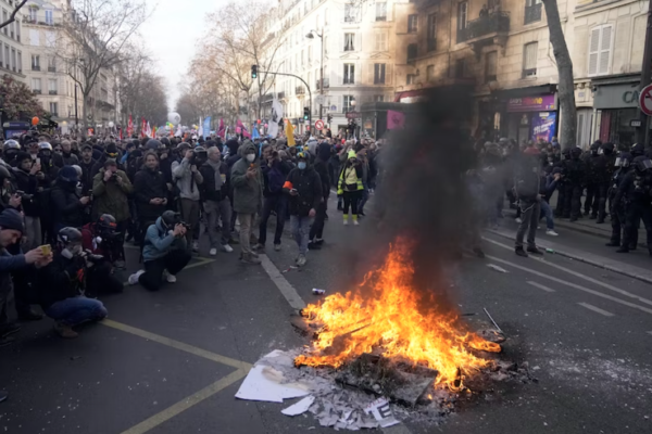 Proteste violente în Franţa din cauza modificării vârstei de pensionare