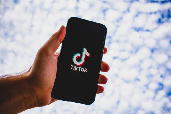 Marea Britanie interzice TikTok pe telefoanele guvernamentale