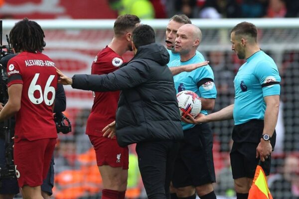 Premier League l-a suspendat pe arbitrul asistent care l-a agresat pe Andy Robertson (Liverpool)