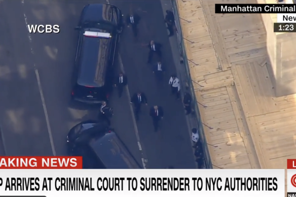 Donald Trump a ajuns la tribunalul din Manhattan pentru a fi pus sub acuzare. Oficial, el este acum în arest